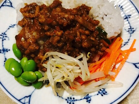 三種のサラダと大豆ミートカレーのランチプレート